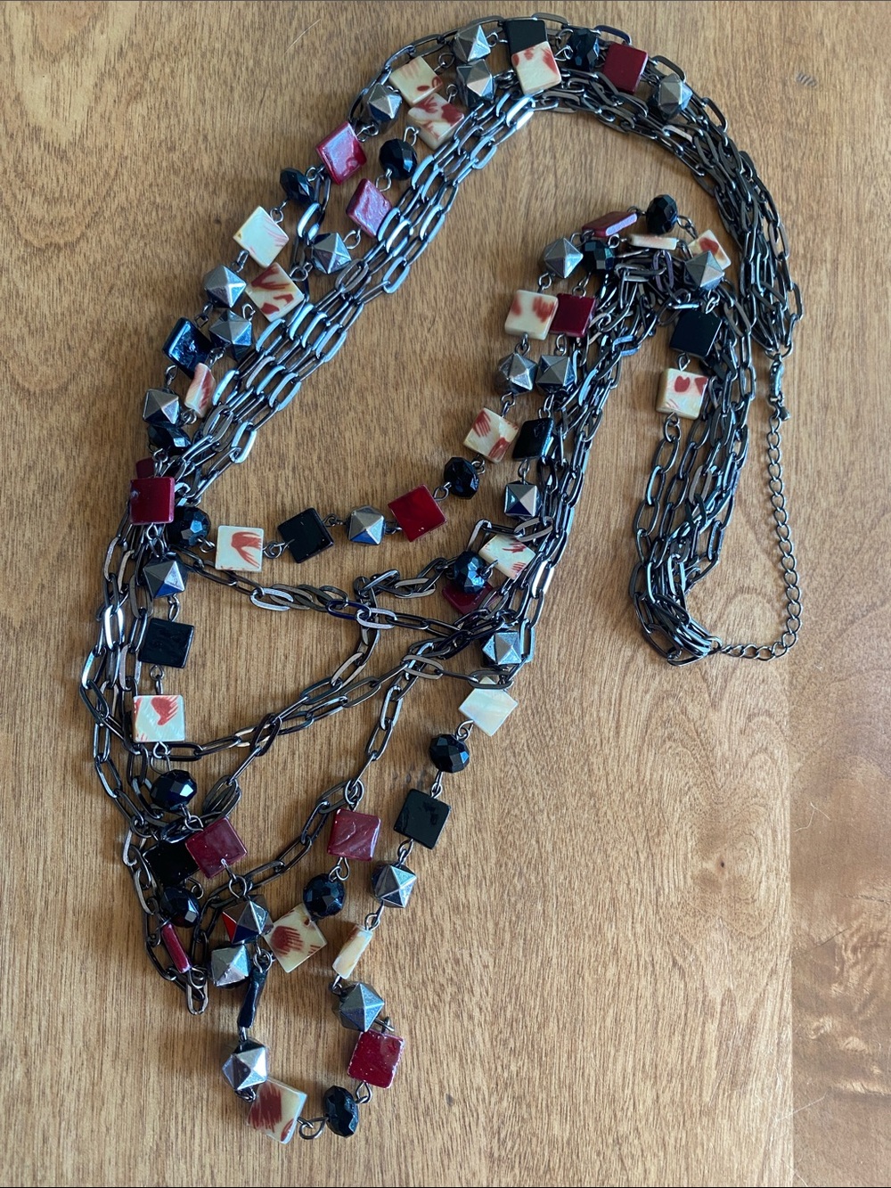 Layered graduated links 🔗 Multi-Strand Women’s Necklace in Red, Black and Cream